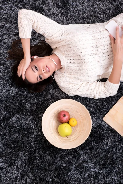 Junge schöne Frau in Unterwäsche hört Musik — Stockfoto