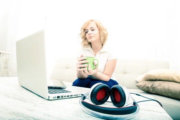 Auriculares en la mesa —  Fotos de Stock