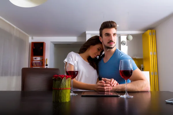 Jeune couple utilisant une tablette PC tout en prenant un verre de vin — Photo