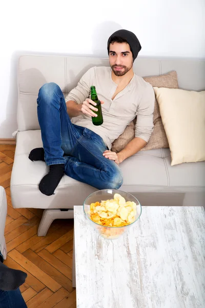 Jovem bebendo cerveja — Fotografia de Stock