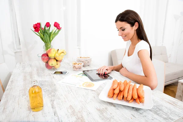 Junge schöne Frau mit Tablet-PC zu Hause — Stockfoto