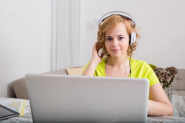 Listening to music on a laptop computer in the evening — Stock Photo, Image