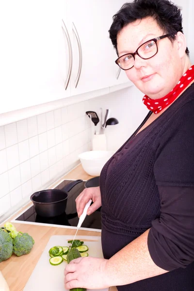 Женщина режет овощи — стоковое фото