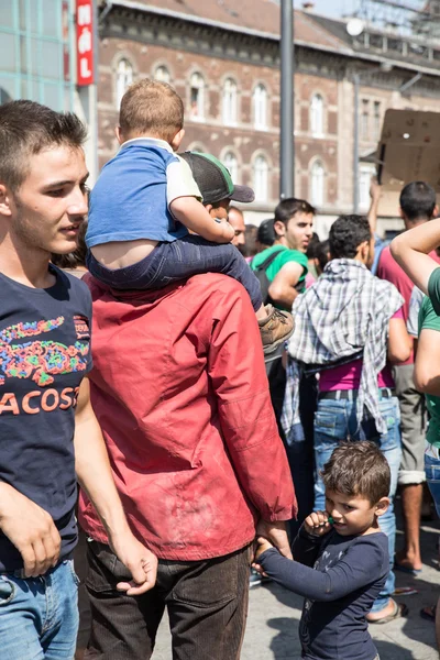 Rekedt a menekültek, a Keleti pályaudvar előtt várakozó — Stock Fotó