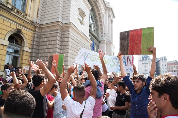 Gestrandete Flüchtlinge protestieren vor dem Bahnhof — Stockfoto