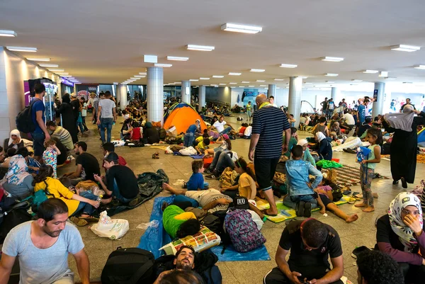 Vluchtelingen kamperen bij het Keleti station in Boedapest — Stockfoto