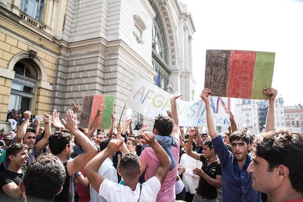 Stranded Refugees protest in front of the Keleti Train station d — Stock Photo, Image