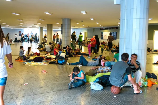 Vluchtelingen kamperen bij het Keleti station in Boedapest — Stockfoto