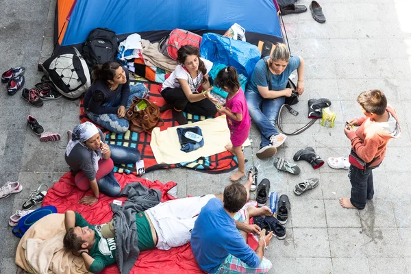 Refugees and Migrants stranded at the Keleti Trainstation in Bud — Stock Photo, Image