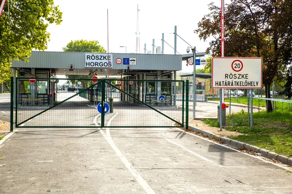De gesloten grens in Roeszke aan Servië in Hongarije — Stockfoto