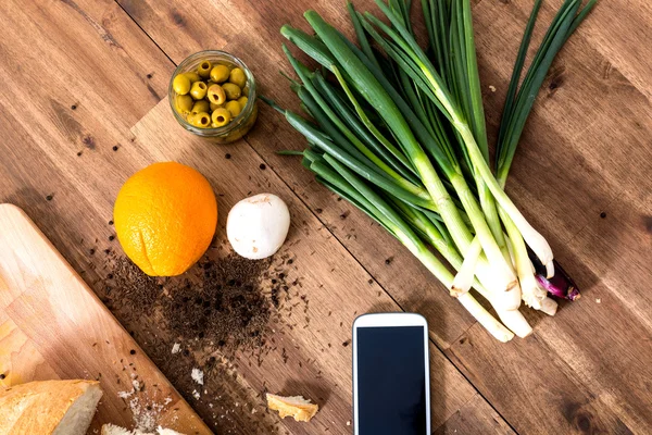 Cucina biologica con Smartphone — Foto Stock