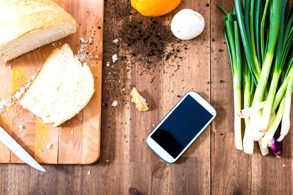 Biologische keuken met smartphone — Stockfoto