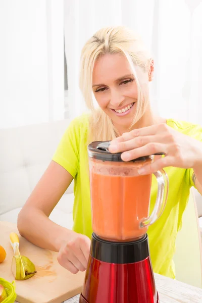 Mujer madura mezclando un batido —  Fotos de Stock