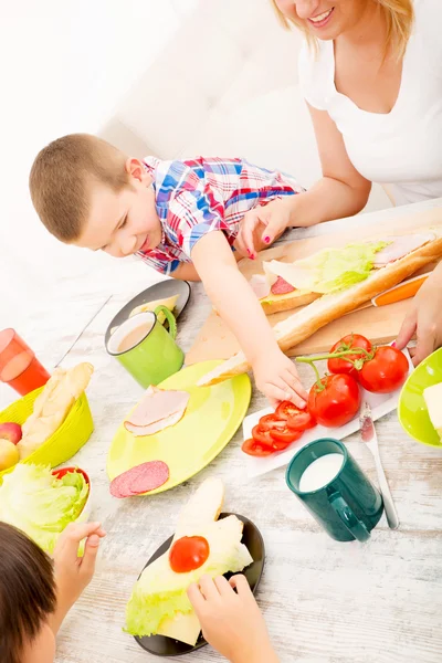 Glückliche Familie beim Frühstück zu Hause — Stockfoto