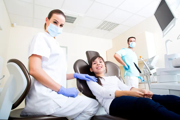 Petit enfant chez le dentiste — Photo