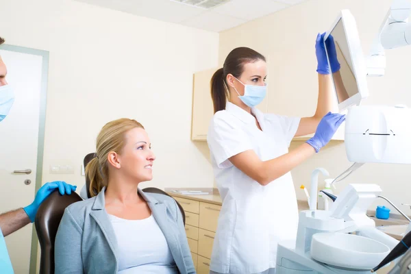 Donna adulta ottenere il suo check-up dal dentista — Foto Stock