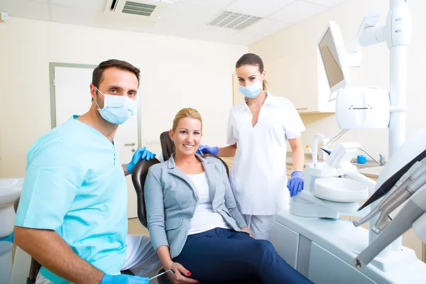 大人の女性が歯医者で彼女の診断を得て — ストック写真