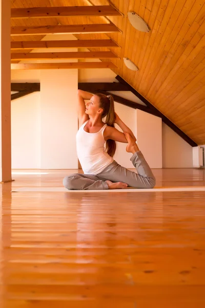 Žena cvičí jógu ve studiu — Stock fotografie