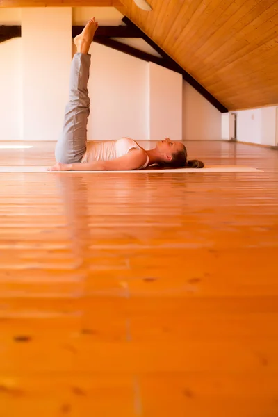 Mujer practicando Yoga en un Estudio —  Fotos de Stock