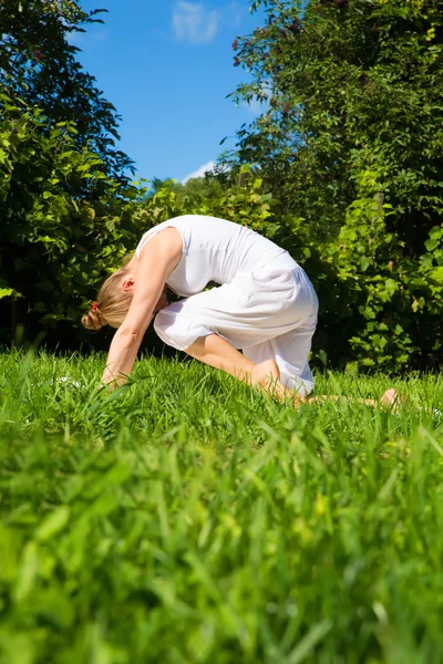 Yoga im Park — Stockfoto