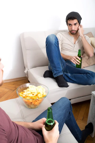 Two guys drinking beer at home — Stock Photo, Image