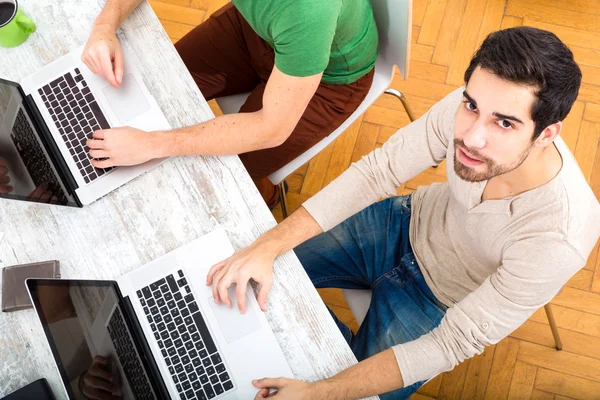 Kollegen arbeiten gemeinsam im Büro — Stockfoto