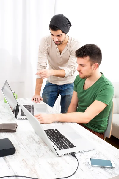 Colegas trabalhando juntos no escritório — Fotografia de Stock