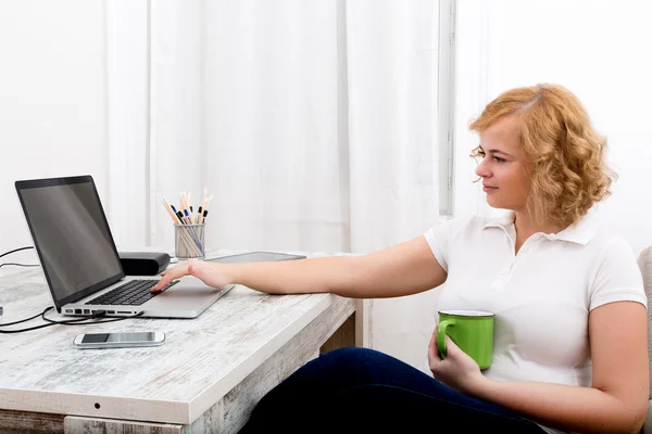 Femme au bureau à la maison — Photo