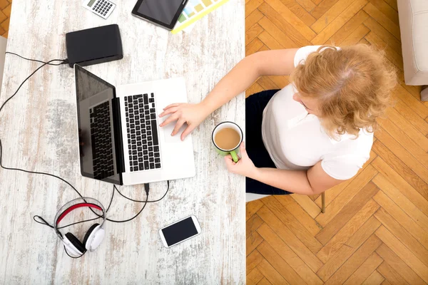 Vrouw in het thuiskantoor — Stockfoto