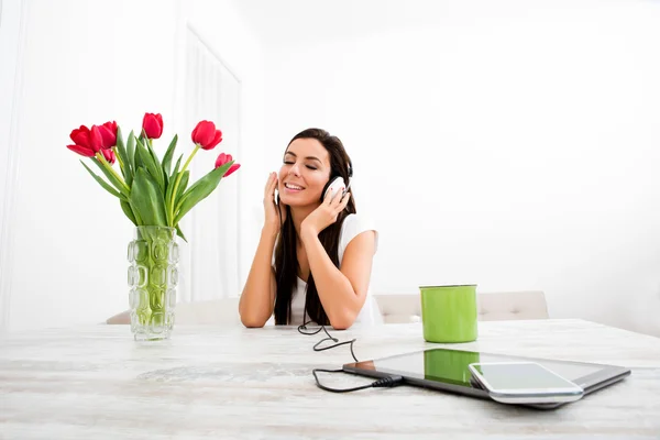 Jonge mooie vrouw luisteren naar muziek — Stockfoto