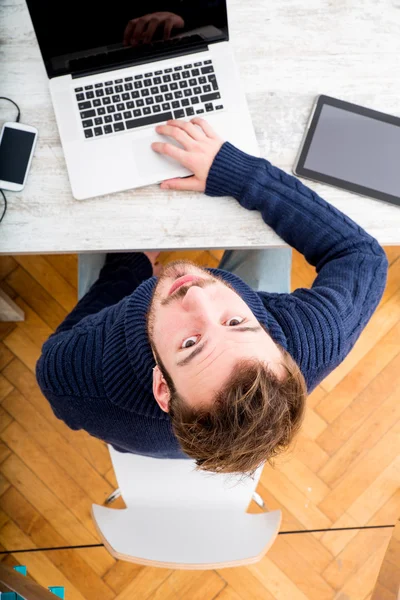 Ein junger Mann, der online im Home Office arbeitet — Stockfoto