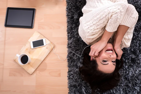 Joven hermosa mujer en ropa interior escuchando música — Foto de Stock