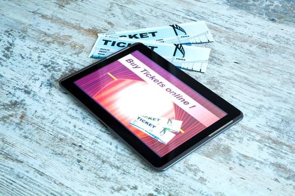 Купить билеты в кино онлайн с планшетным ПК — стоковое фото
