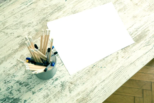 Карандаши и бумага на деревянном столе — стоковое фото