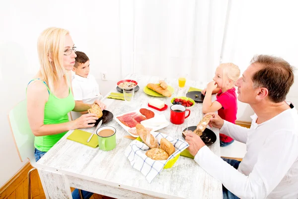 Famille petit déjeuner — Photo