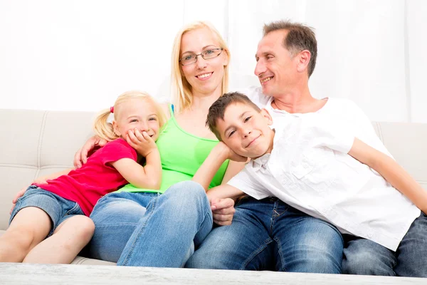 Gelukkige familie op de Bank — Stockfoto