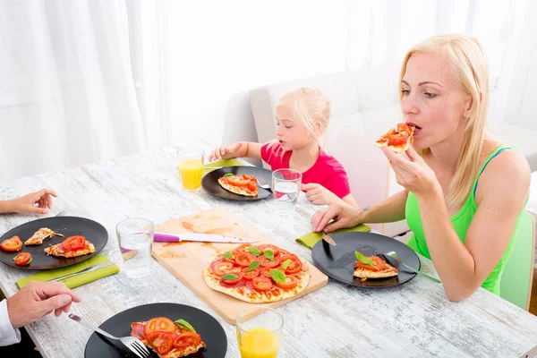 Familie pizza eten — Stockfoto