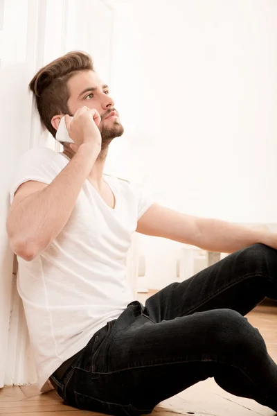 Retrato de jovem adulto usando o telefone — Fotografia de Stock