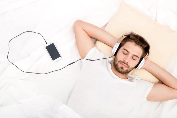 Retrato de jovem com fones de ouvido — Fotografia de Stock