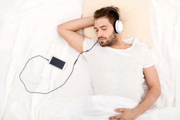 Retrato de un joven con auriculares —  Fotos de Stock