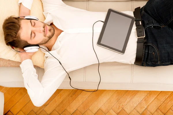 Joven escuchando música — Foto de Stock