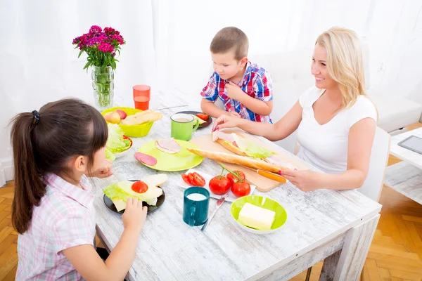 Šťastná rodina snídá doma — Stock fotografie