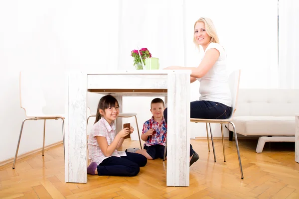 Kids eating chocolate at home — Stock Photo, Image