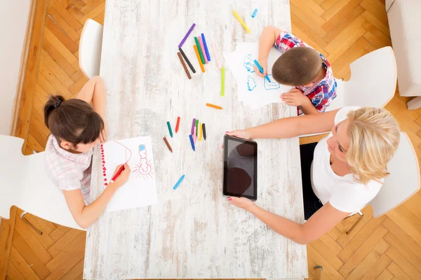 Moeder en dochter en zoon thuis — Stockfoto