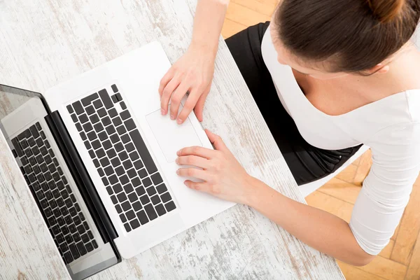 Arbeiten am Laptop — Stockfoto