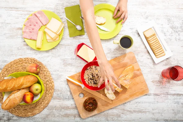 Giovane donna che prepara una colazione europea — Foto Stock