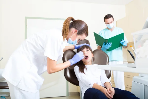 Молодая девушка проходит обследование у стоматолога — стоковое фото