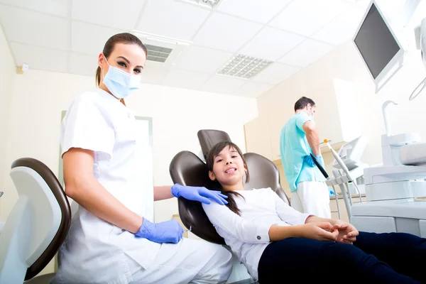 Um miúdo no dentista. — Fotografia de Stock