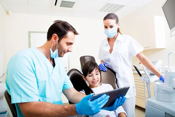 Um miúdo no dentista. — Fotografia de Stock