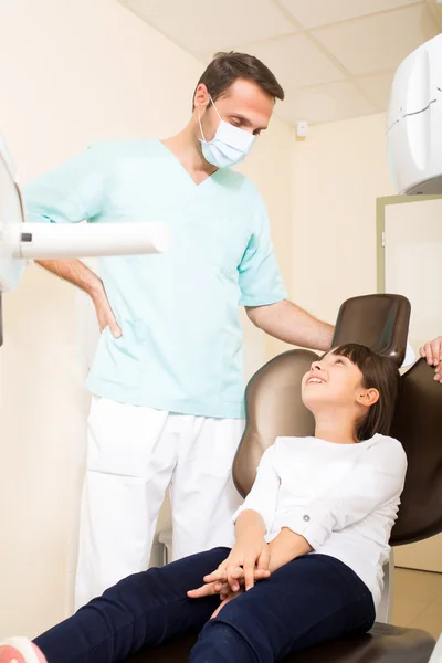 Niña en el dentista —  Fotos de Stock